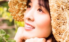 他趴在她两腿之间疯狂的吻她